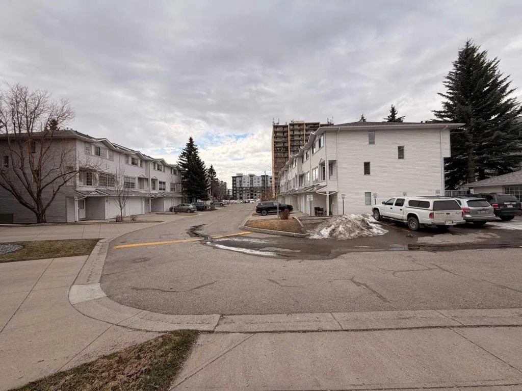 52 Kingsland Court SW Calgary AB T2V0S2