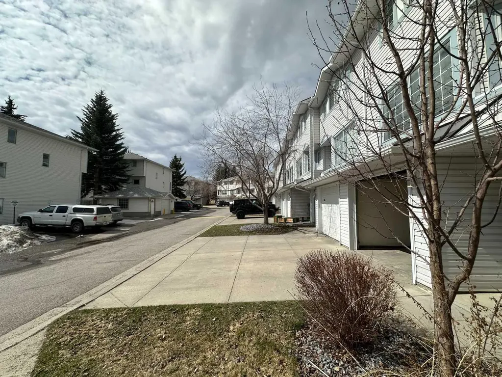 52 Kingsland Court SW Calgary AB T2V0S2
