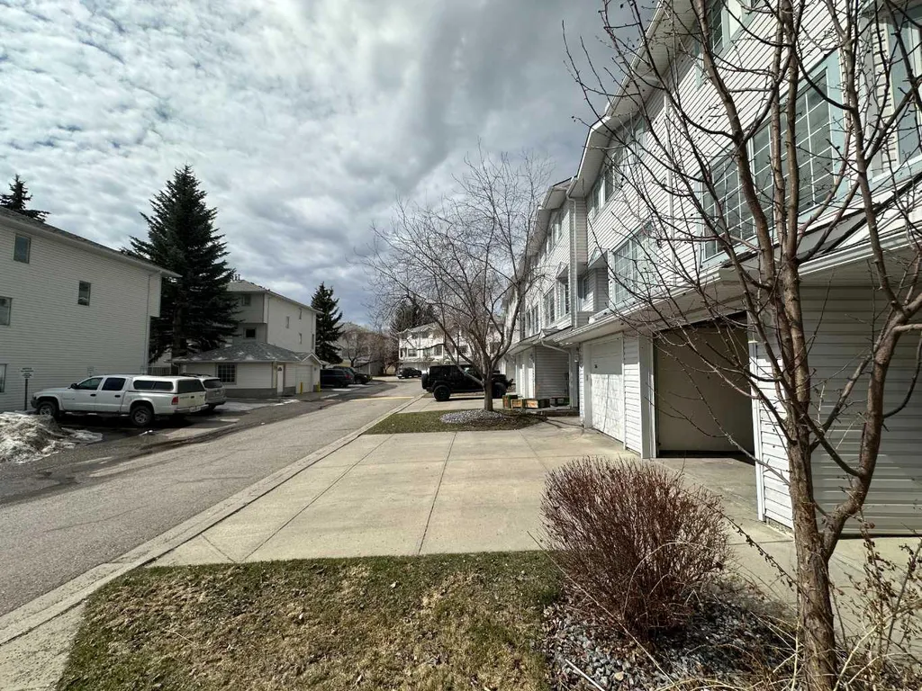 52 Kingsland Court SW Calgary AB T2V0S2