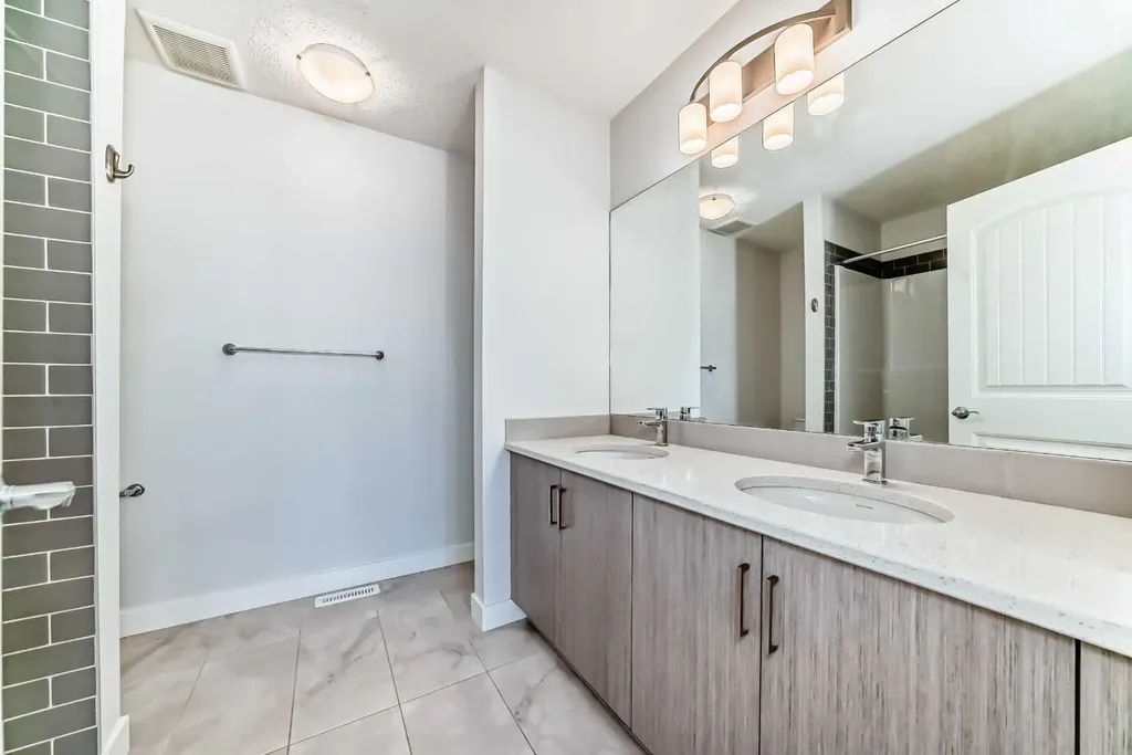 121 Ambleside Heath NW Calgary AB T3P1S4