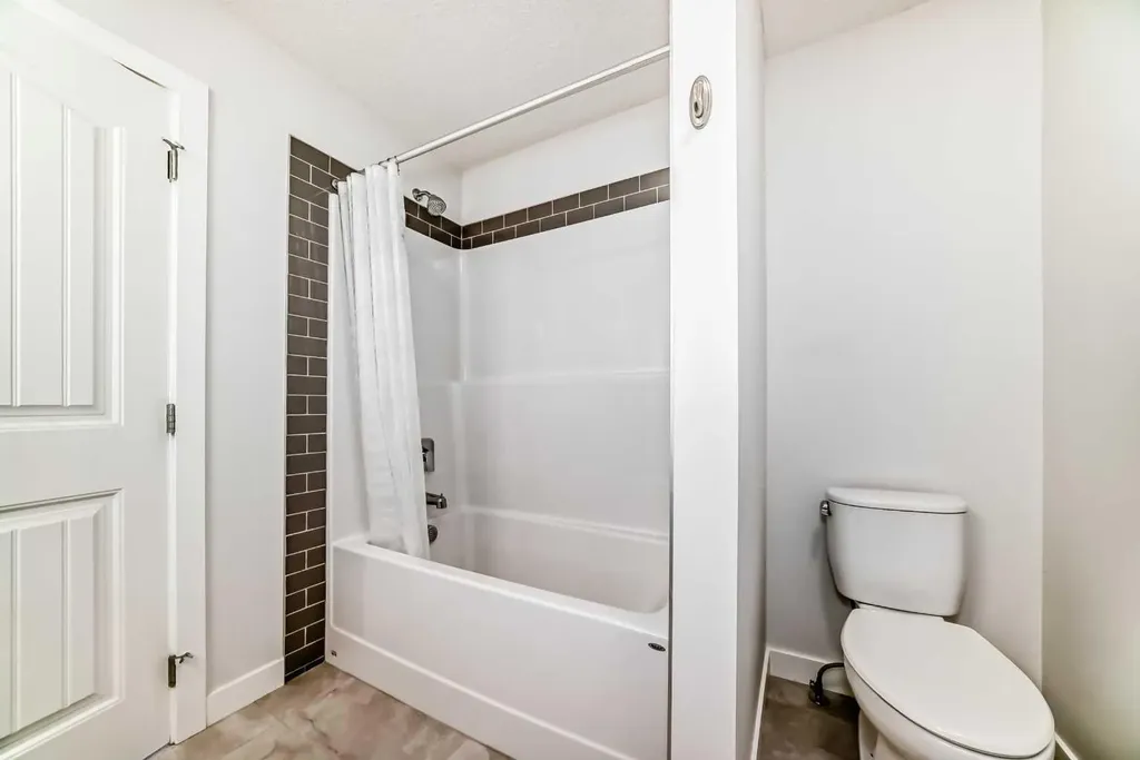 121 Ambleside Heath NW Calgary AB T3P1S4