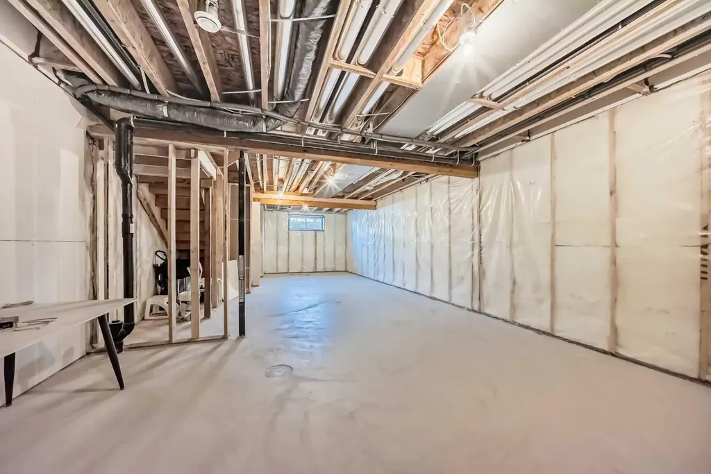 121 Ambleside Heath NW Calgary AB T3P1S4