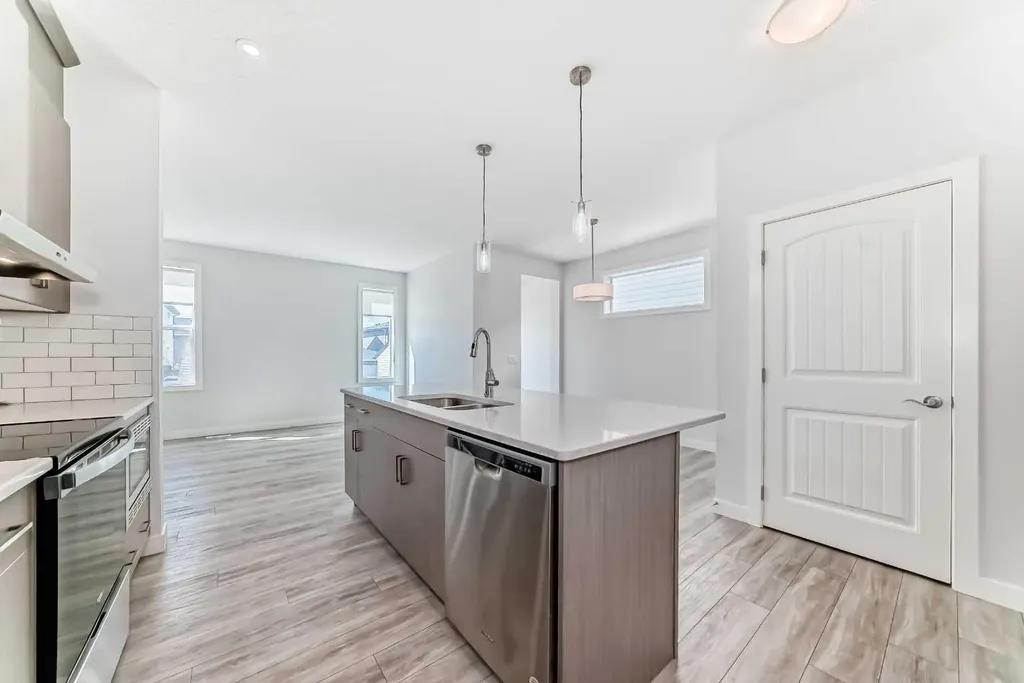 121 Ambleside Heath NW Calgary AB T3P1S4