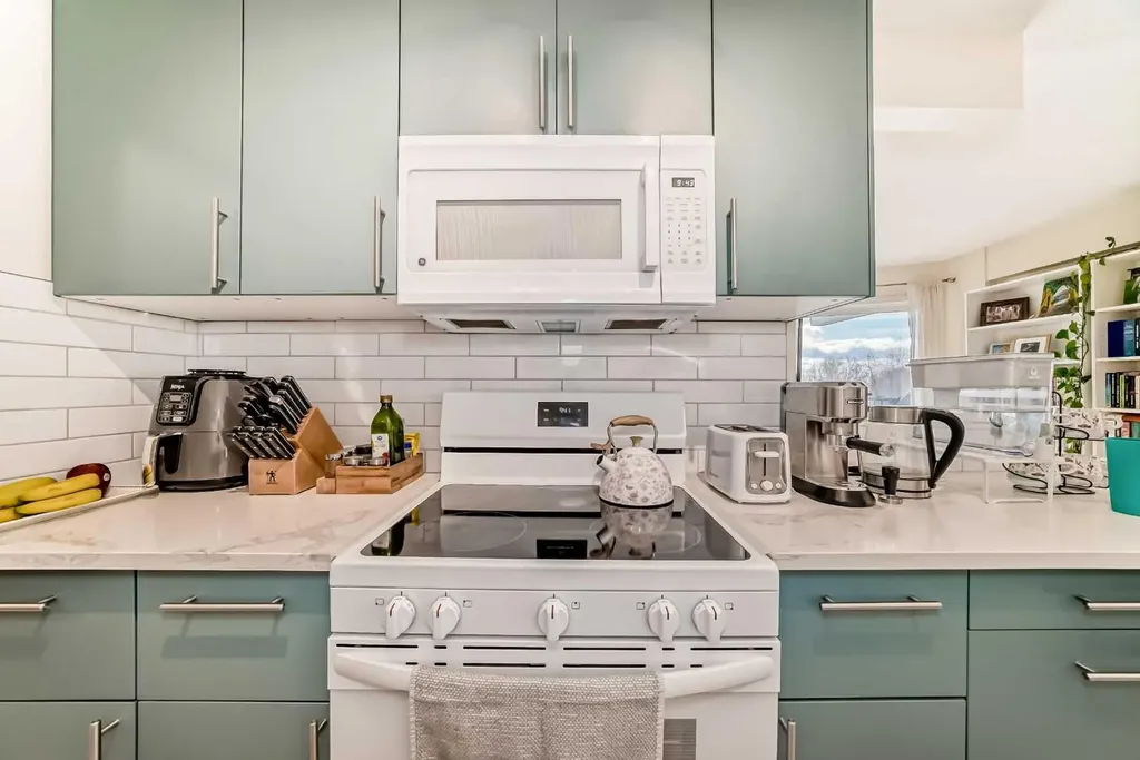 520 Cedar Crescent SW Calgary AB T3C 2Y8