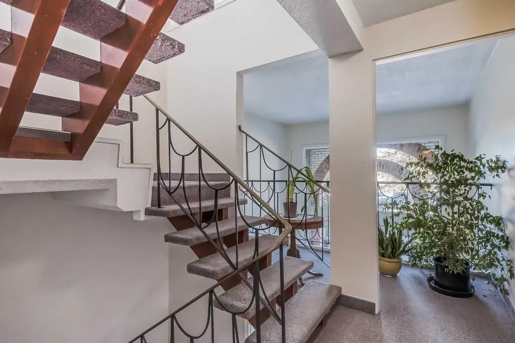 520 Cedar Crescent SW Calgary AB T3C 2Y8
