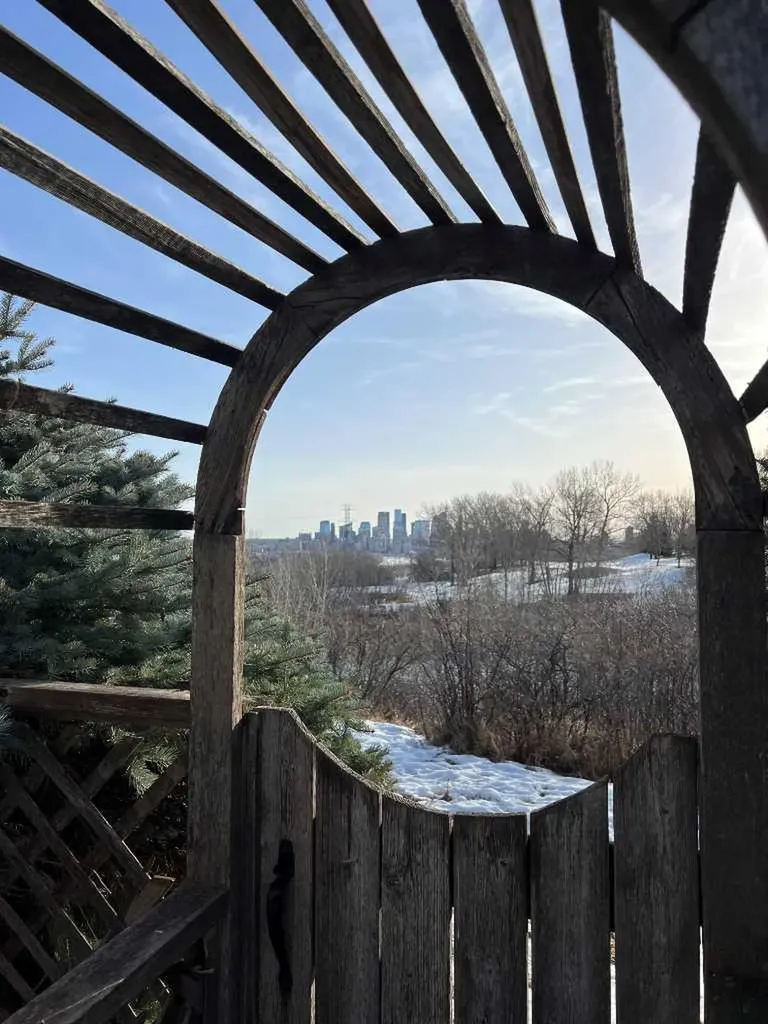 520 Cedar Crescent SW Calgary AB T3C 2Y8