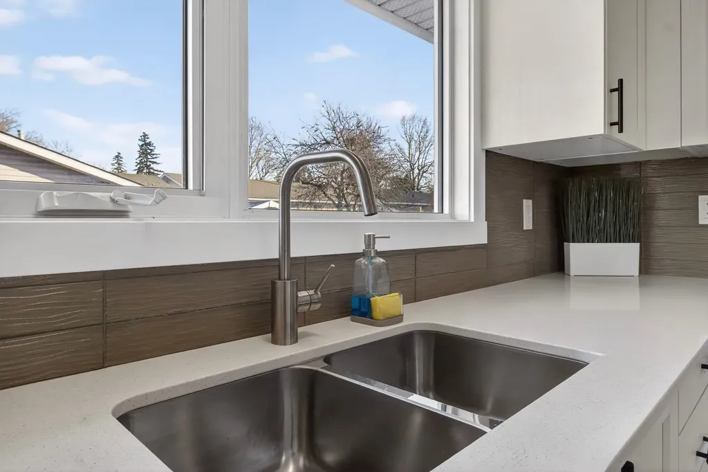 203 Lynnover Place SE Calgary AB T2C 1L5