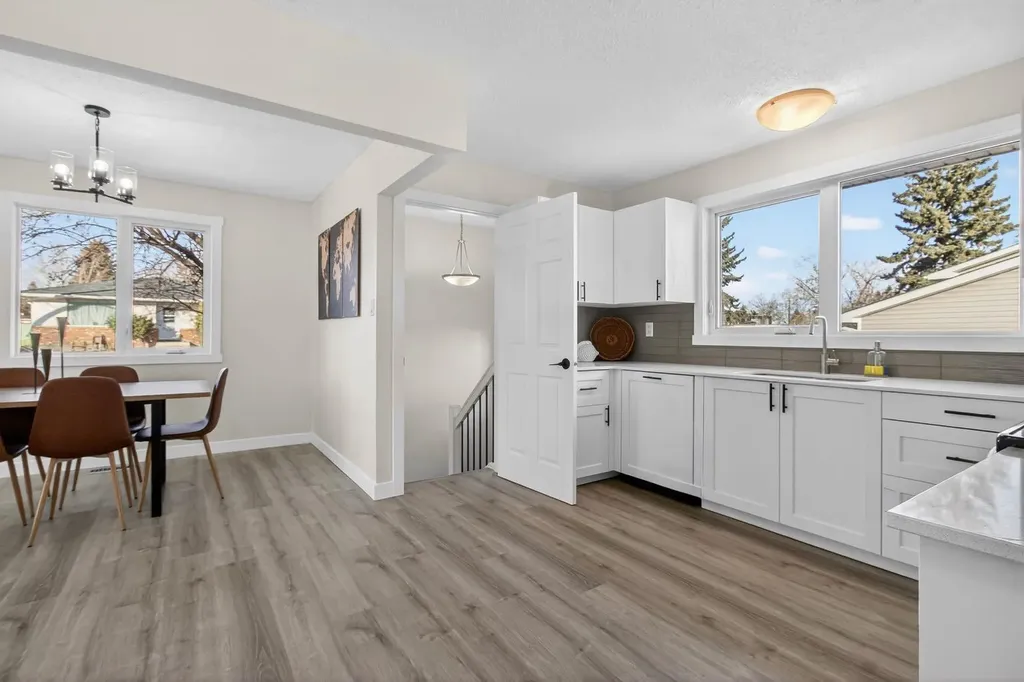 203 Lynnover Place SE Calgary AB T2C 1L5