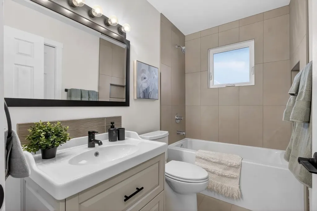203 Lynnover Place SE Calgary AB T2C 1L5