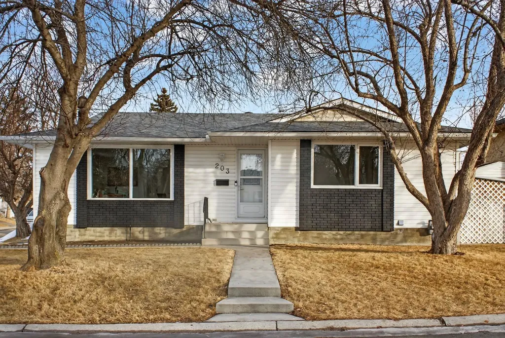 203 Lynnover Place SE Calgary AB T2C 1L5
