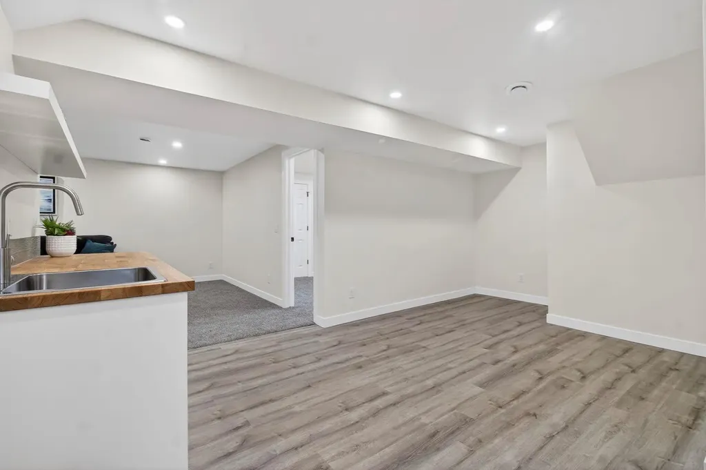 203 Lynnover Place SE Calgary AB T2C 1L5