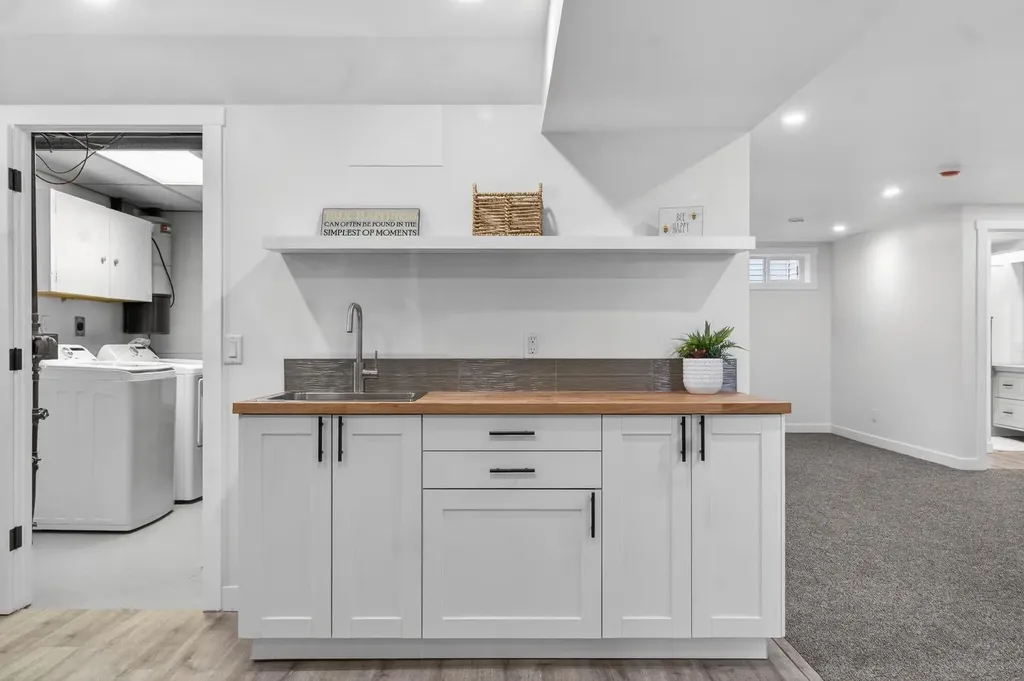 203 Lynnover Place SE Calgary AB T2C 1L5