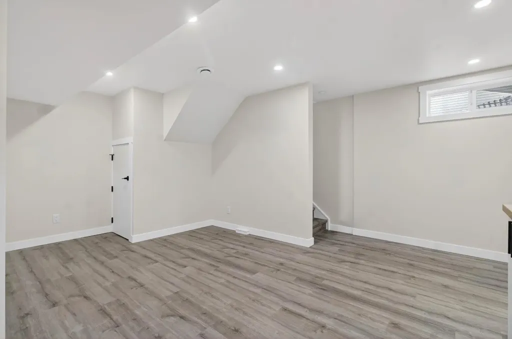 203 Lynnover Place SE Calgary AB T2C 1L5