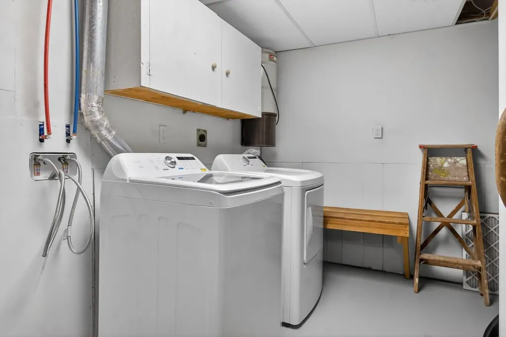 203 Lynnover Place SE Calgary AB T2C 1L5