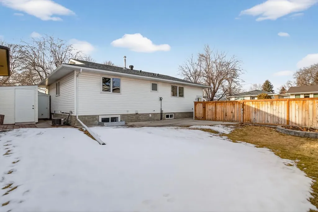 203 Lynnover Place SE Calgary AB T2C 1L5