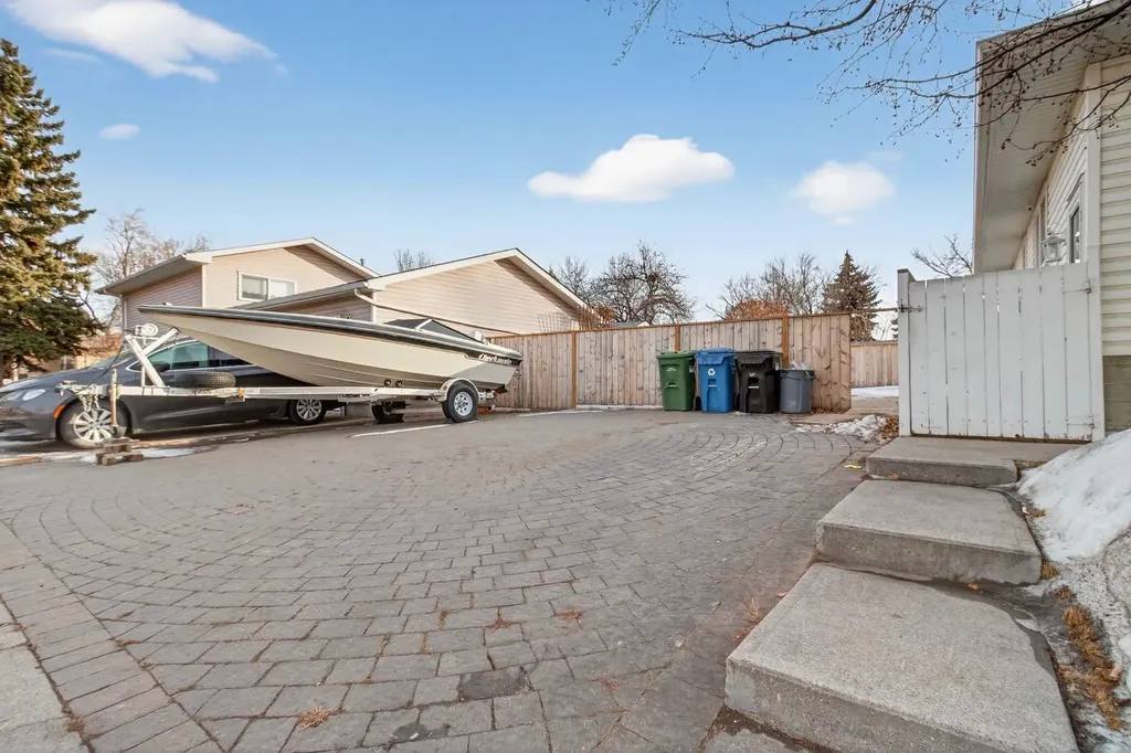 203 Lynnover Place SE Calgary AB T2C 1L5