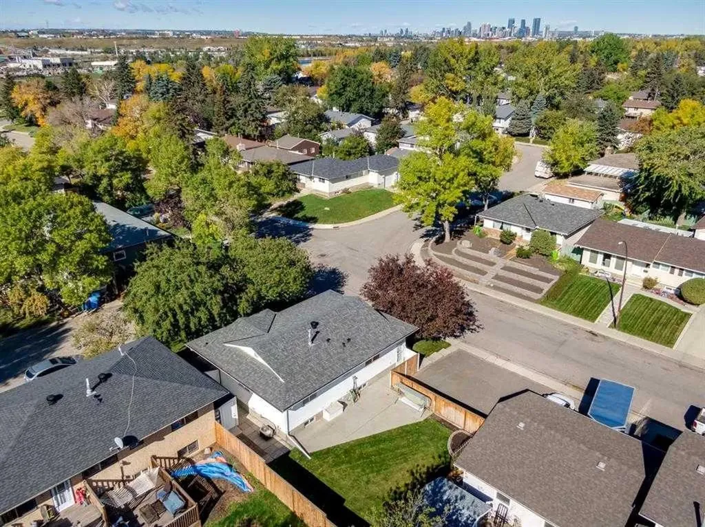 203 Lynnover Place SE Calgary AB T2C 1L5