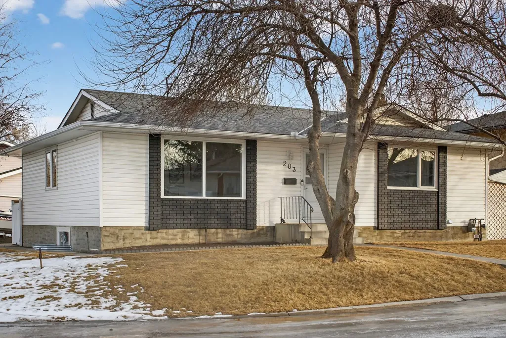 203 Lynnover Place SE Calgary AB T2C 1L5