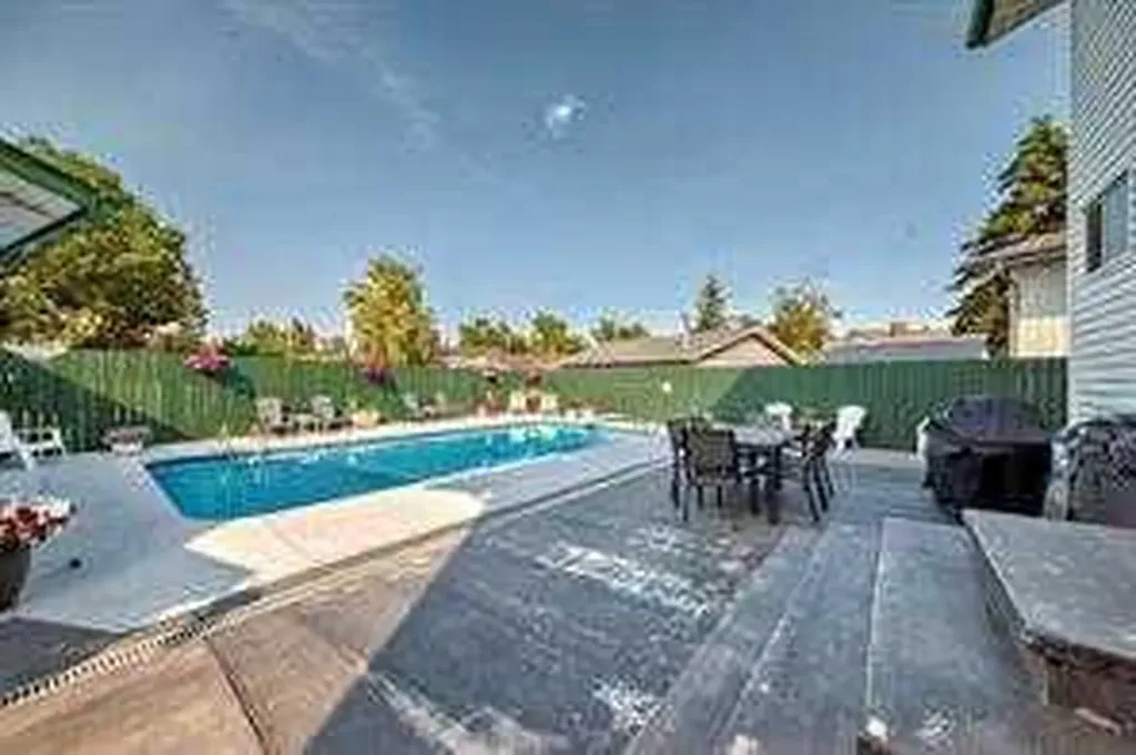 420 Whitehorn Place NE Calgary AB T1Y2B1