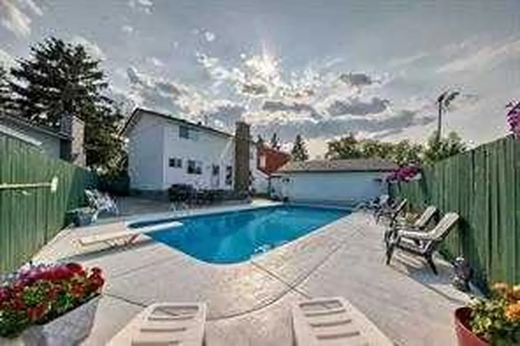 420 Whitehorn Place NE Calgary AB T1Y2B1