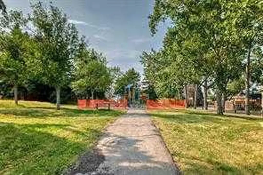 420 Whitehorn Place NE Calgary AB T1Y2B1