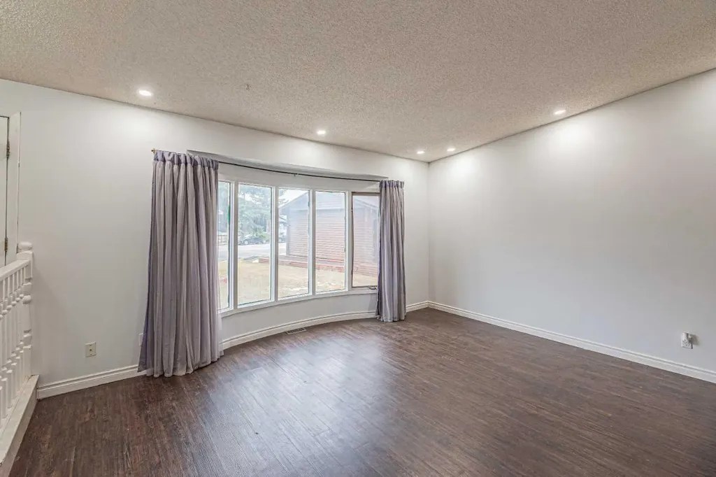 64 Castledale Crescent NE Calgary AB T3J 1X4
