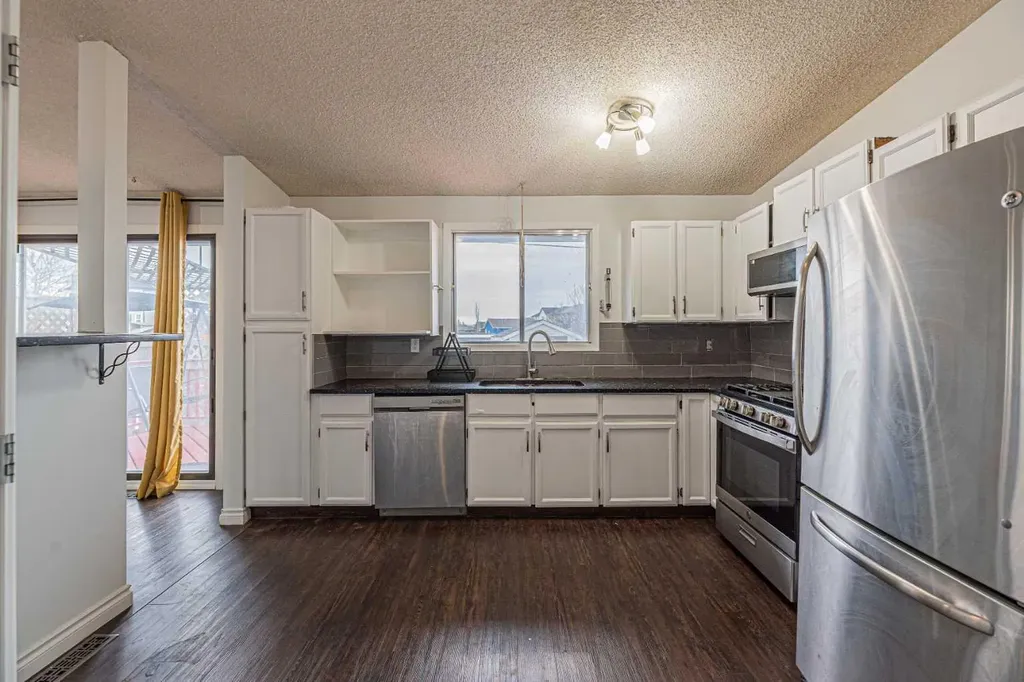 64 Castledale Crescent NE Calgary AB T3J 1X4
