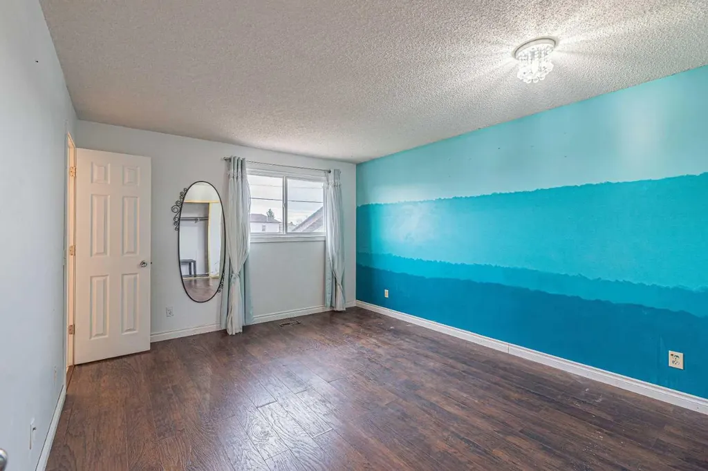 64 Castledale Crescent NE Calgary AB T3J 1X4