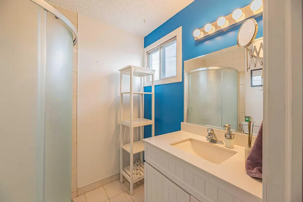 64 Castledale Crescent NE Calgary AB T3J 1X4