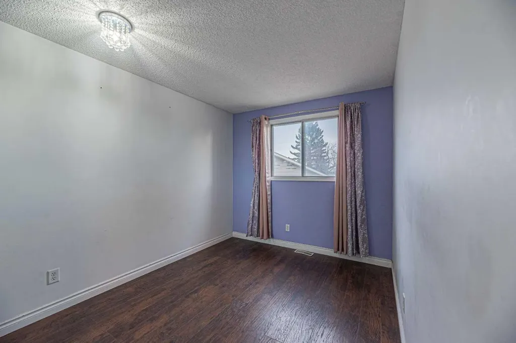 64 Castledale Crescent NE Calgary AB T3J 1X4