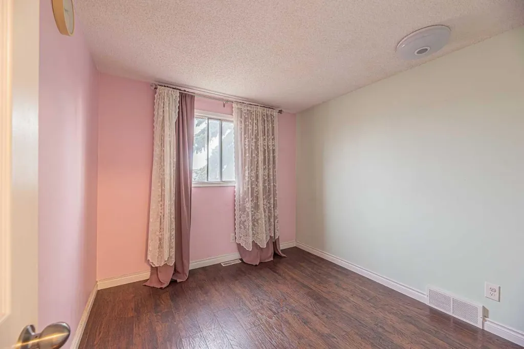 64 Castledale Crescent NE Calgary AB T3J 1X4