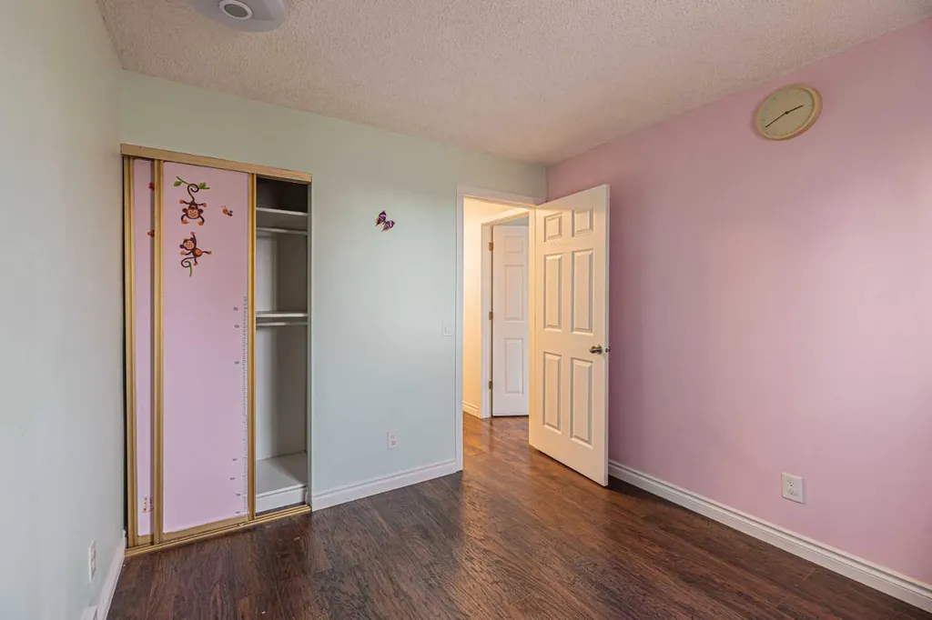 64 Castledale Crescent NE Calgary AB T3J 1X4
