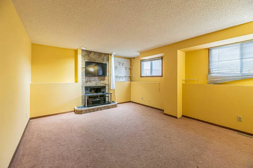 64 Castledale Crescent NE Calgary AB T3J 1X4