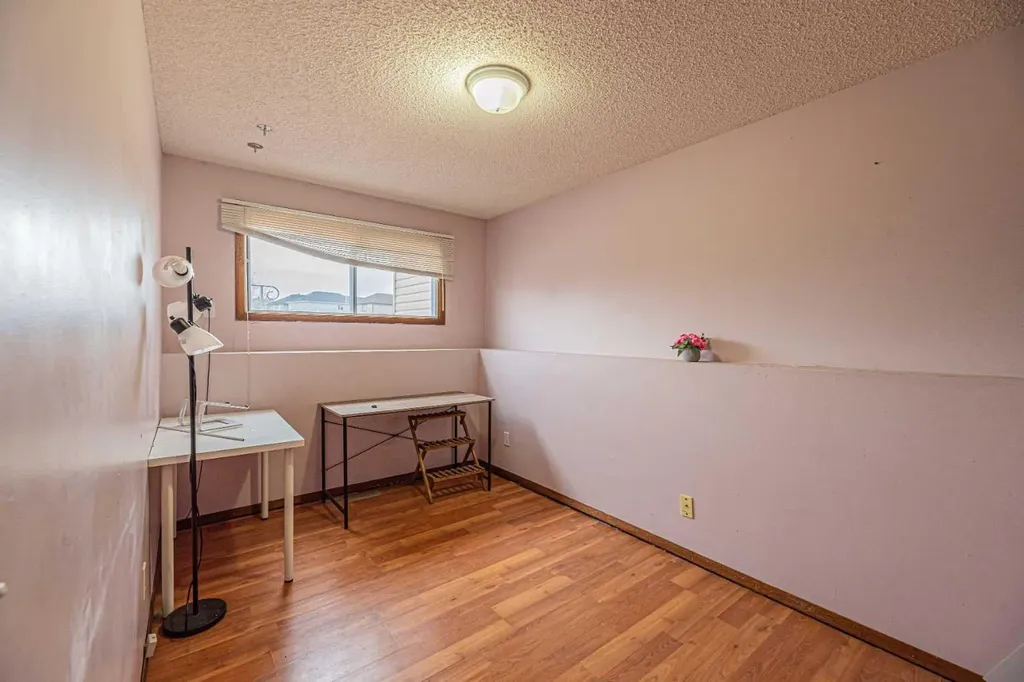 64 Castledale Crescent NE Calgary AB T3J 1X4