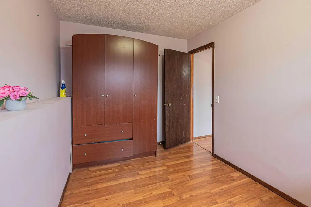 64 Castledale Crescent NE Calgary AB T3J 1X4