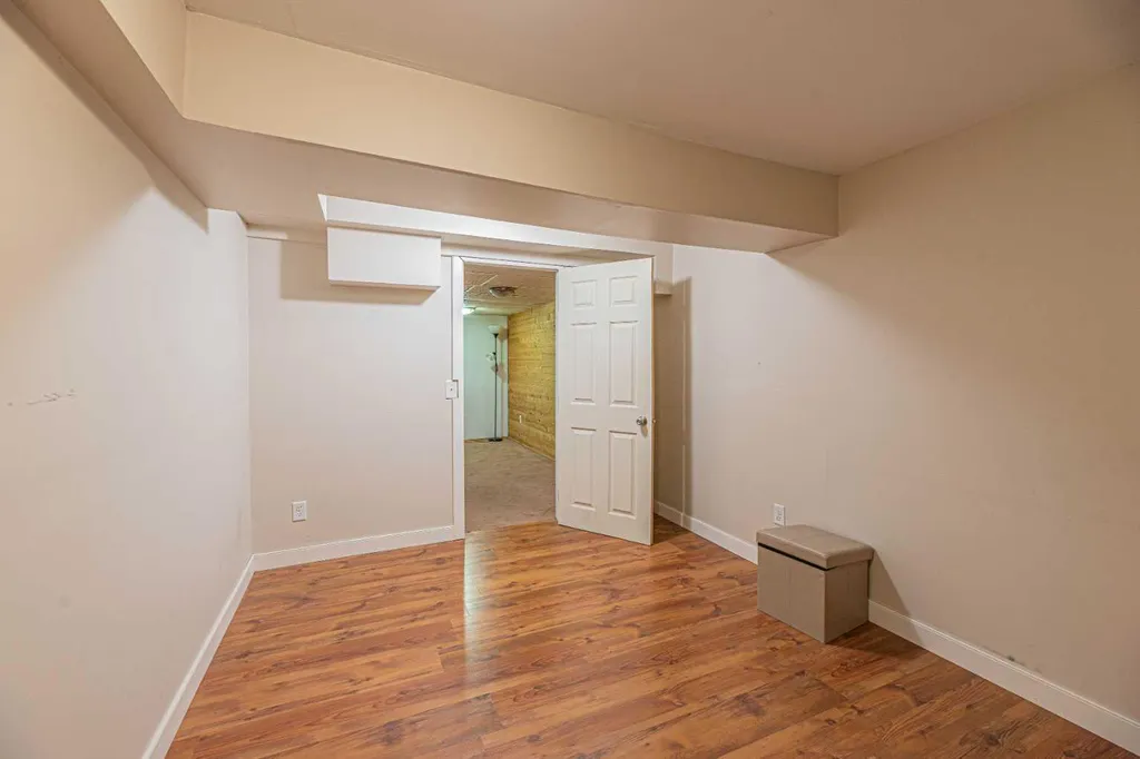 64 Castledale Crescent NE Calgary AB T3J 1X4