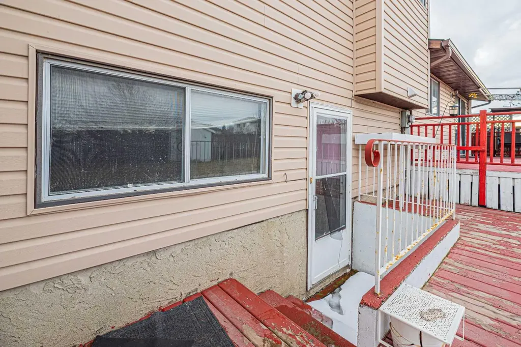 64 Castledale Crescent NE Calgary AB T3J 1X4