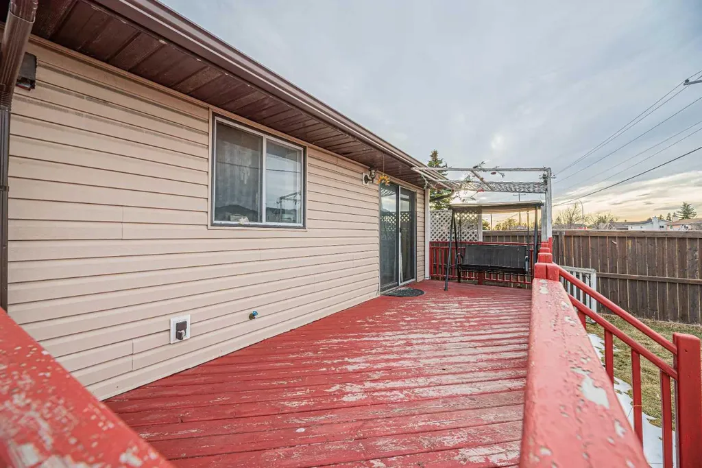 64 Castledale Crescent NE Calgary AB T3J 1X4