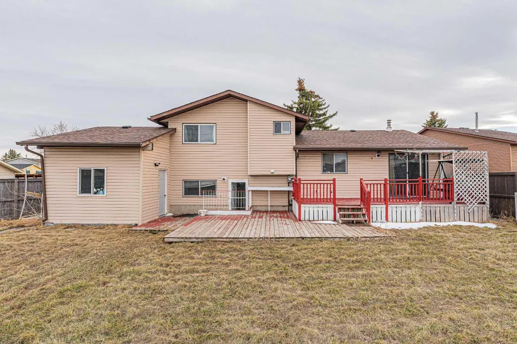 64 Castledale Crescent NE Calgary AB T3J 1X4