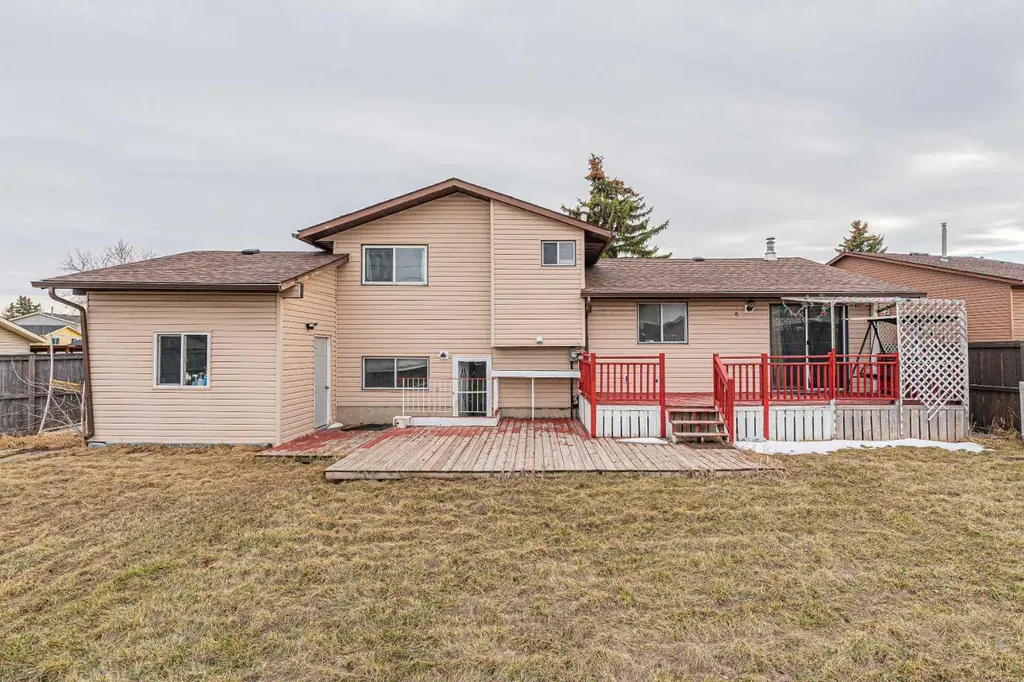 64 Castledale Crescent NE Calgary AB T3J 1X4