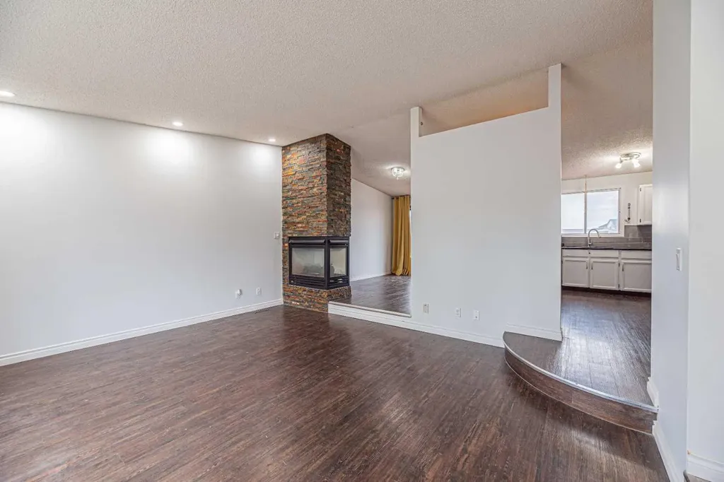 64 Castledale Crescent NE Calgary AB T3J 1X4