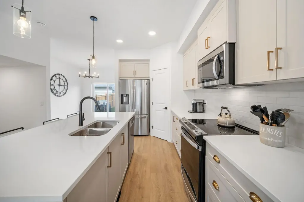 21 Sage Hill Path NW Calgary AB T3R 2A7