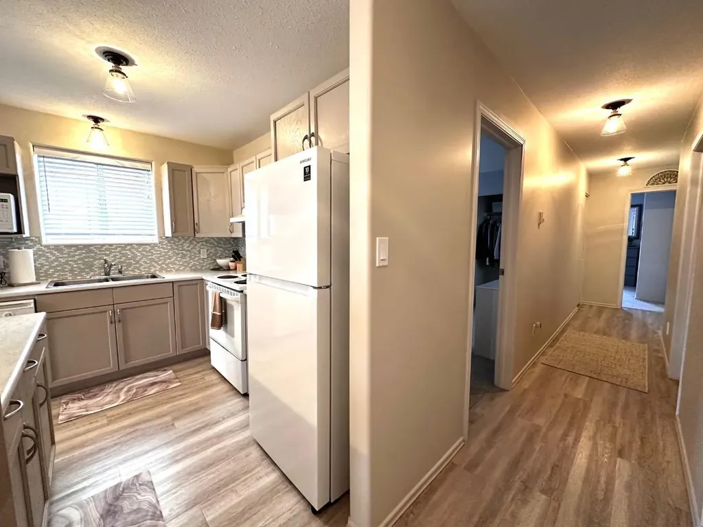 4811 48 Street Camrose AB T4V1L4