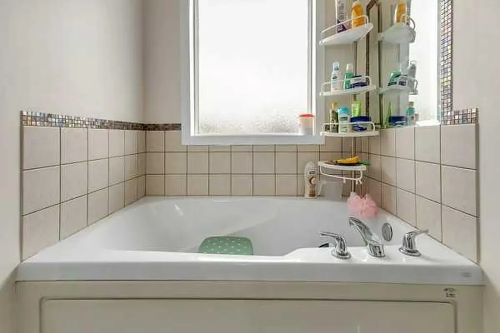 16 Saddletree Close NE Calgary AB T3J 5H9