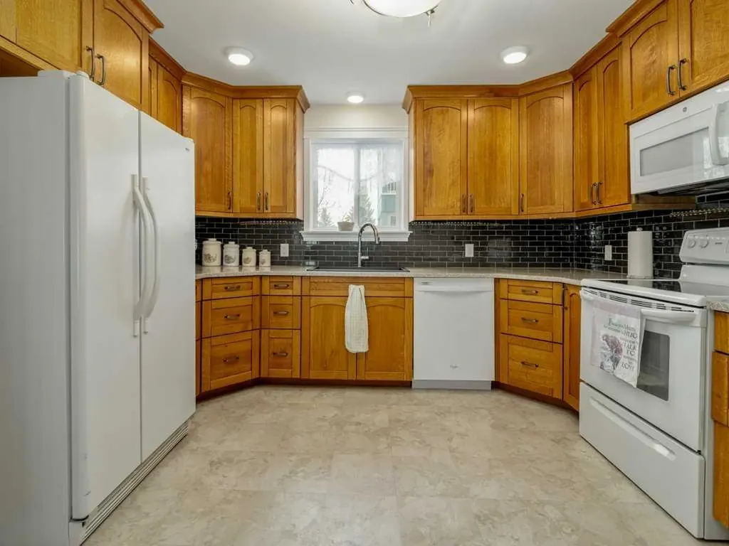20 3 Street S Lethbridge AB T1J 4P1