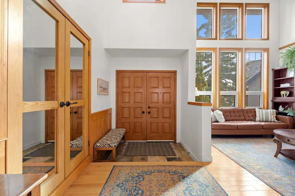 47 Edgeridge Court NW Calgary AB T3A 4P1