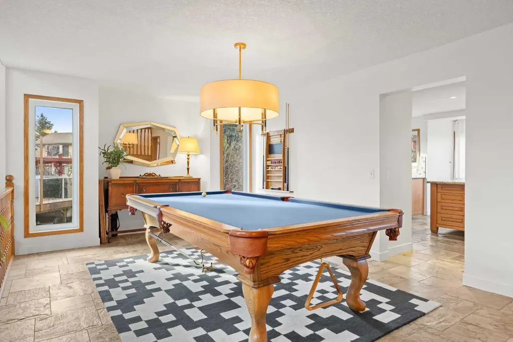 47 Edgeridge Court NW Calgary AB T3A 4P1