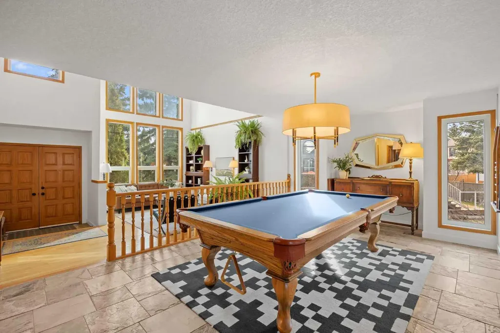 47 Edgeridge Court NW Calgary AB T3A 4P1