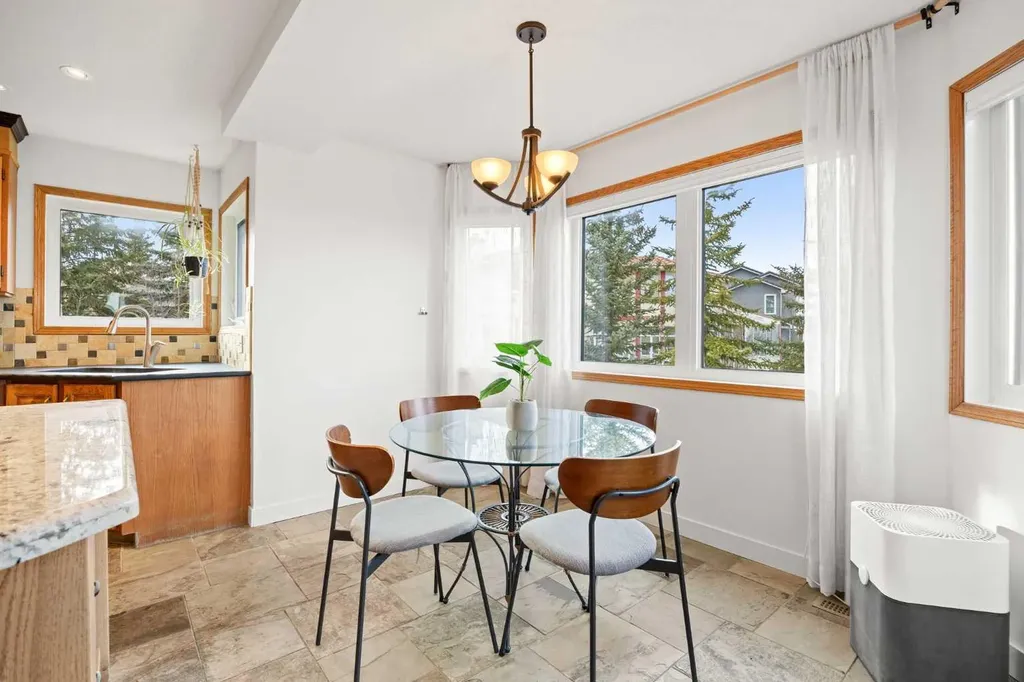 47 Edgeridge Court NW Calgary AB T3A 4P1