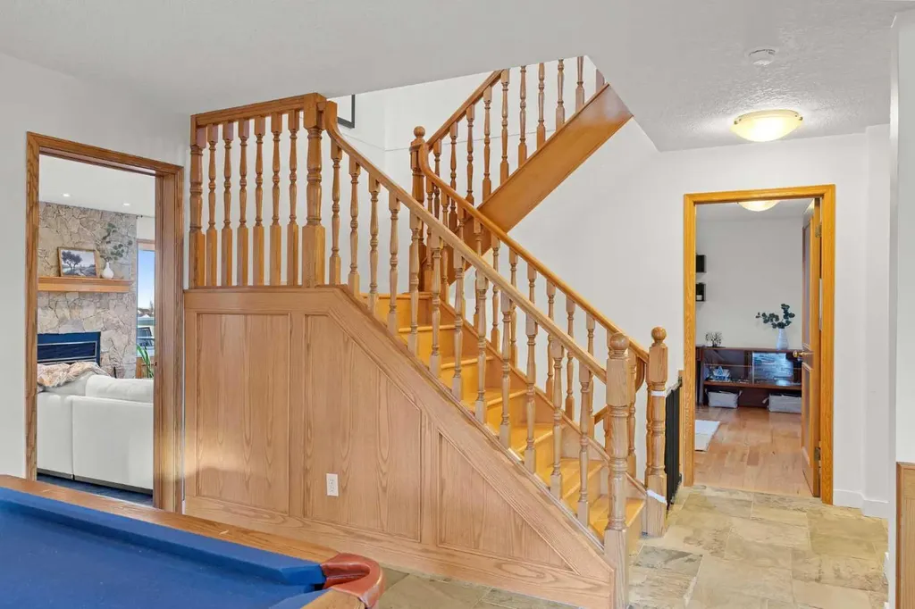 47 Edgeridge Court NW Calgary AB T3A 4P1